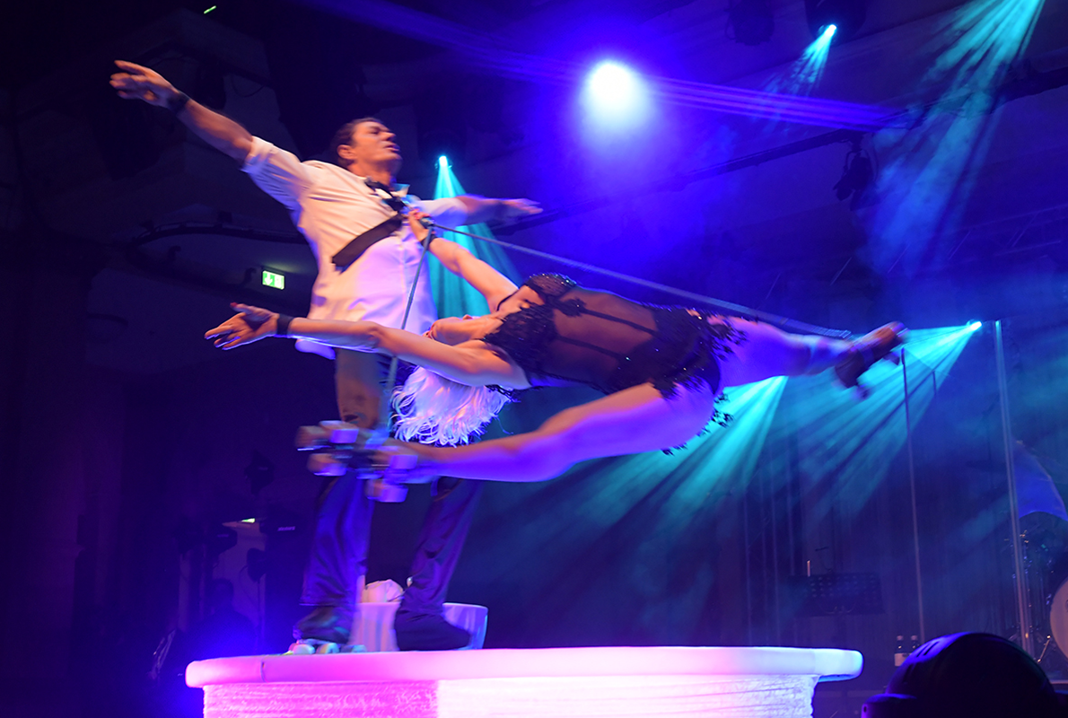 Zwei Akrobaten während einer Show