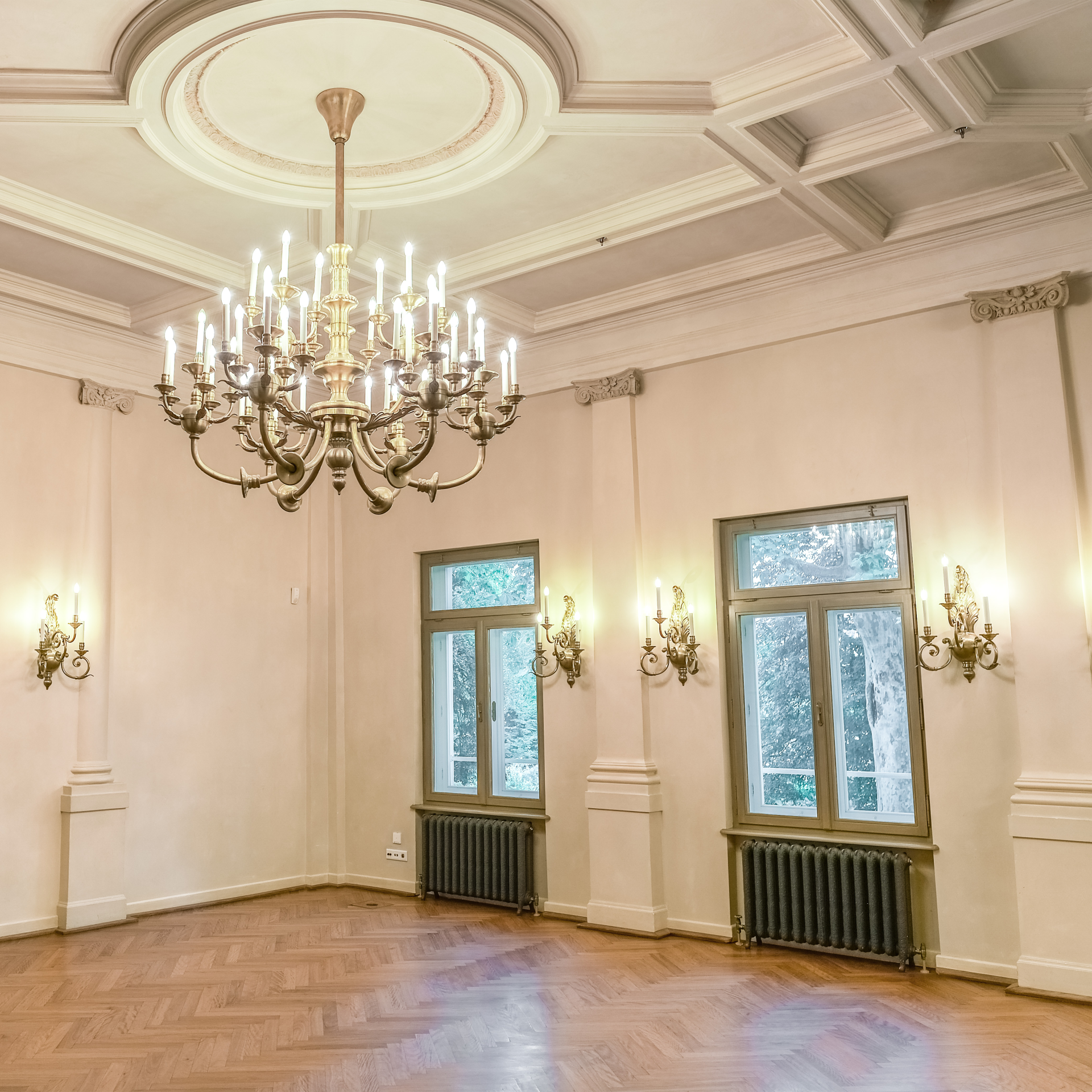 Emporensaal von innen mit einem prächtigen Kronleuchter an der Decke.