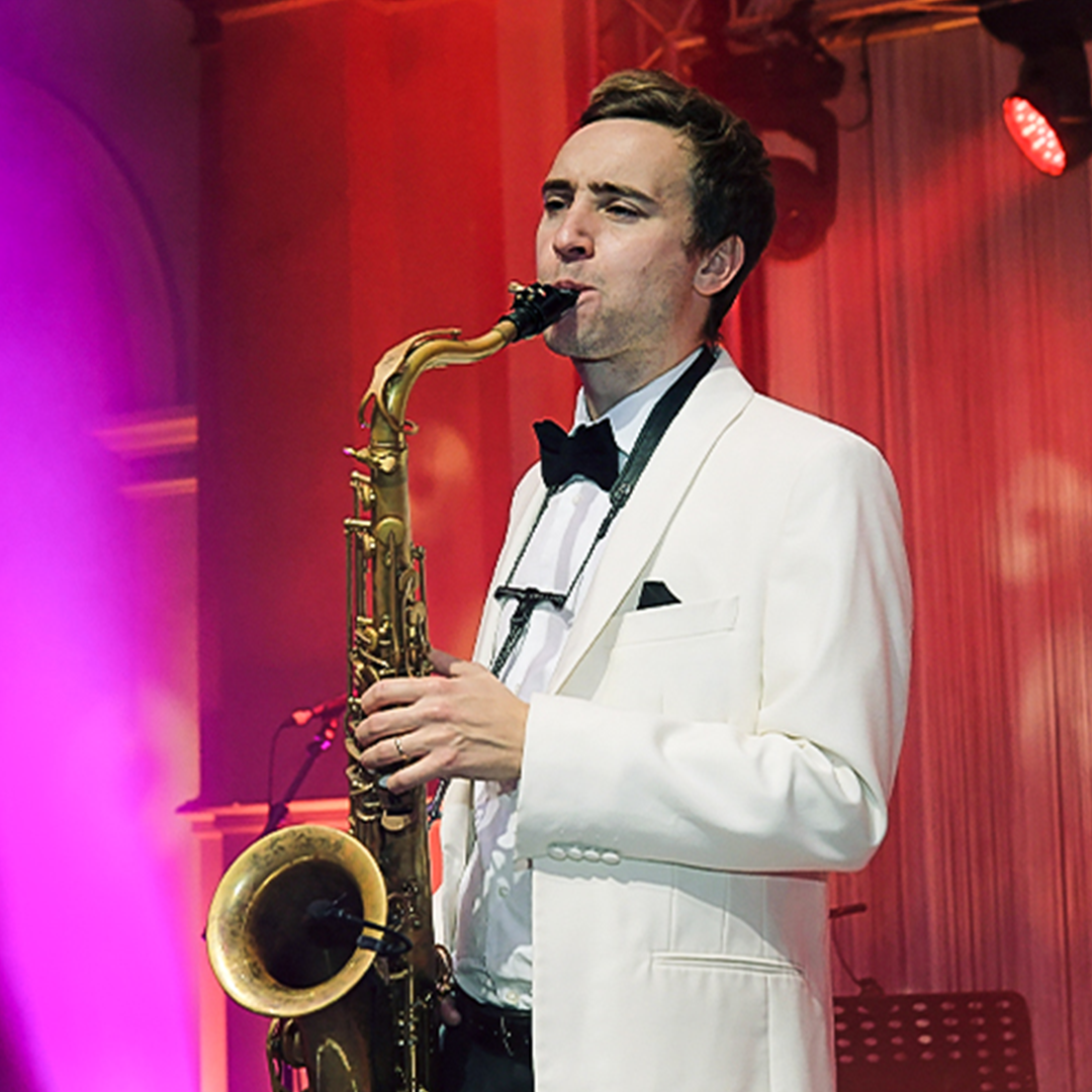 Musiker spielt auf einem Saxophone.