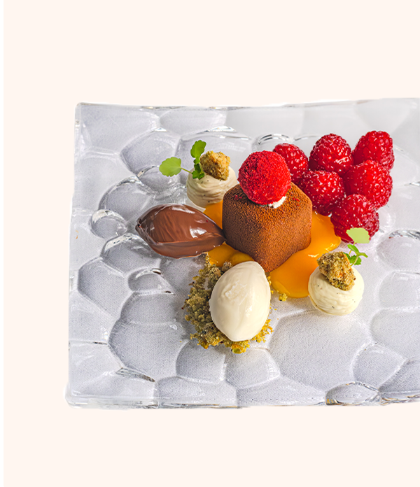 Dessert Variation von Bio Grand Cru Schokolade mit marinierten und fruchtigen Details